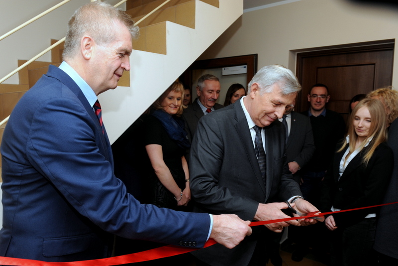 Zdjęcie z otwarcia pierwszego w powiecie słu[pskim mieszkania chronionego 