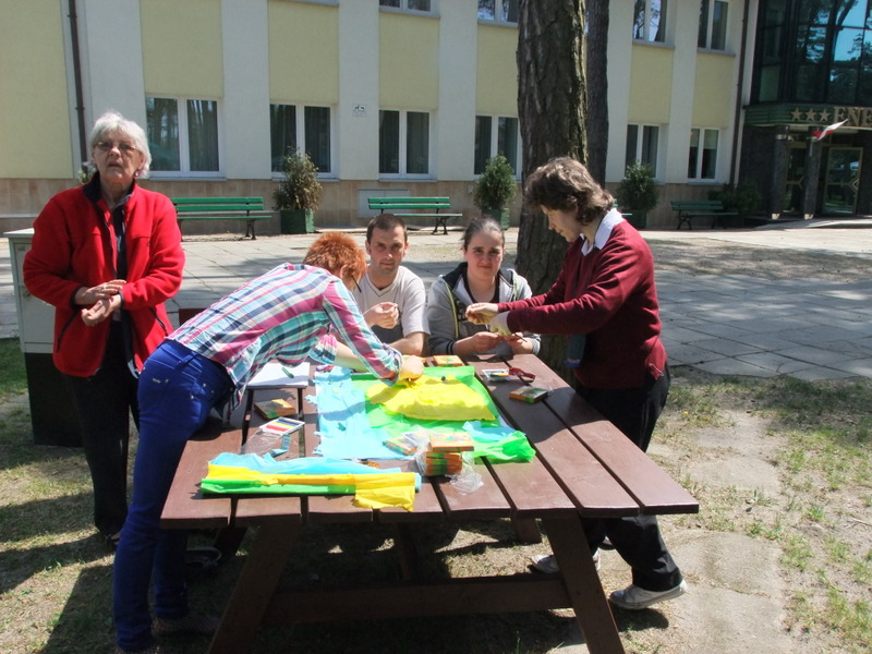 Zdjęcie z warsztatów integracyjno- aktywizujących uczestników projektu pn. " Rękodzieło sposobem na przełamanie barier"