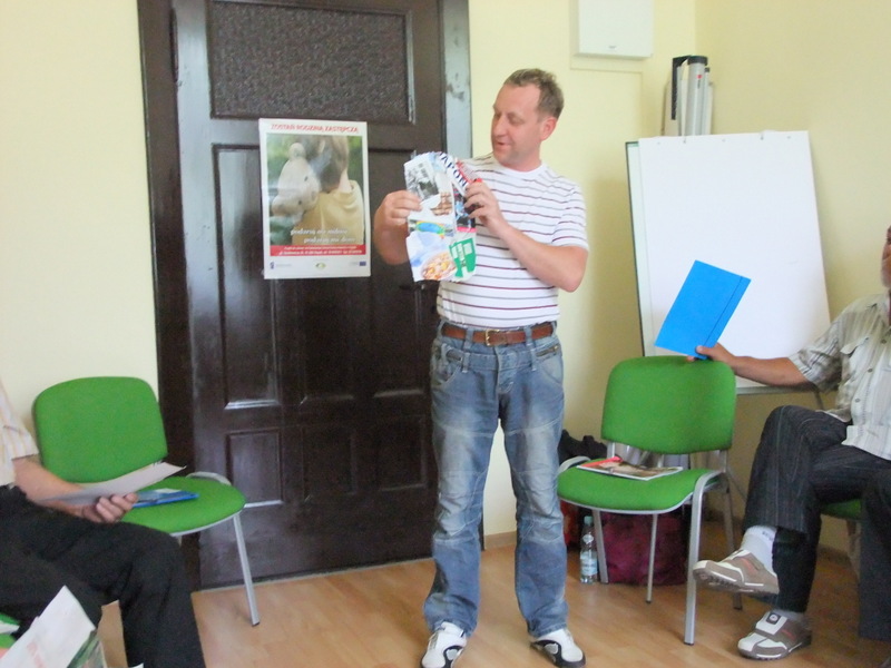 Zdjęcie z części teoretycznej szkolenia dla rodziców zastępczych projektu pn. "Rozwijamy żagle- wzmocnienie rodzin zastępczych" 