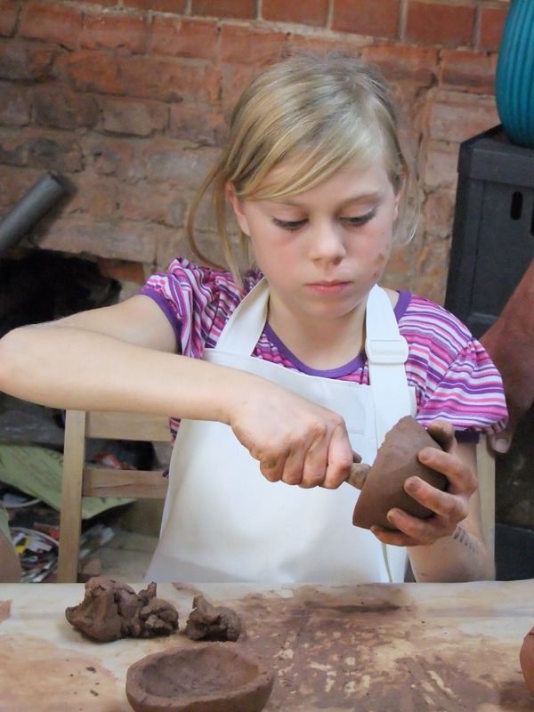 Zdjęcie z warsztatów ceramicznych z udziałem uczestników projektu pn. "Ścieżką kultury i rekreacji w ciekawsze życie" 
