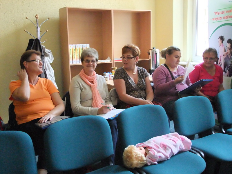 Zdjęcie z warsztatów na temat pielęgnacji dziecka 