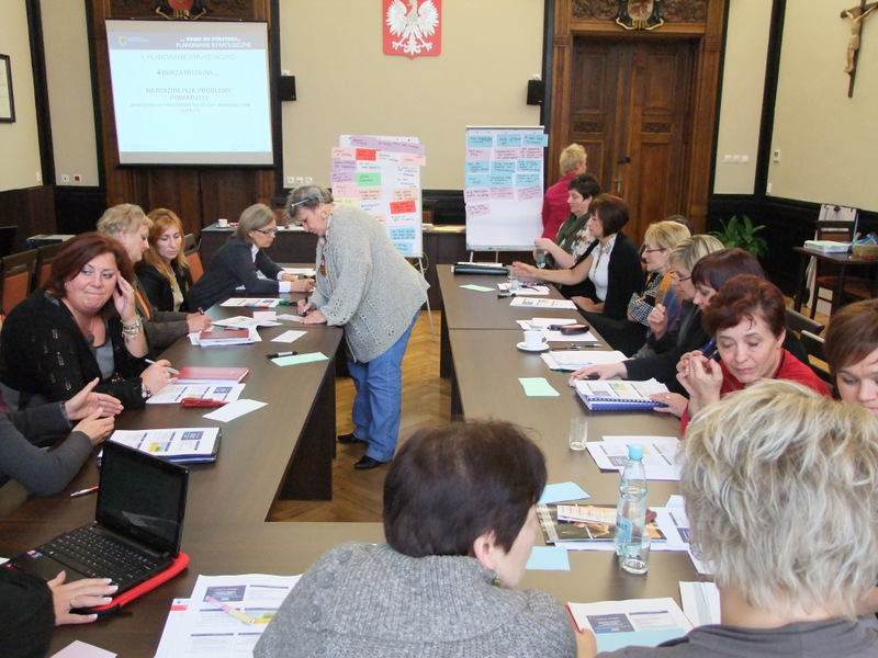 Zdjęcie z prac nad budowaniem powiatowej strategii rozwiązywania problemów społecznych 