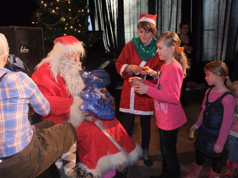 Zdjęcie z zabawy mikołajkowej dla dzieci z rodzin zastepczych 