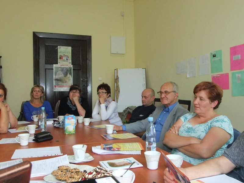 Zdjęcie z warsztatów dla rodziców zastępczych na temat zasad pielęgnacji dziecka 