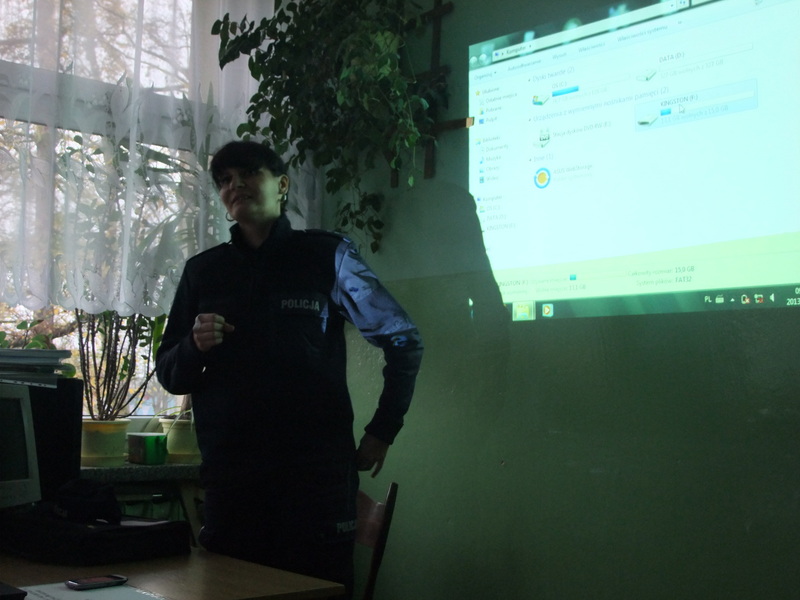 Zdjęcie ze spotkania z funkcjonariuszem policji w ramach projektu "Pokonaj lęk"