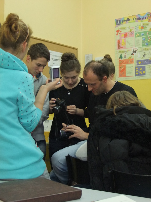 młodzież na kursie kumputerowym z fotografią