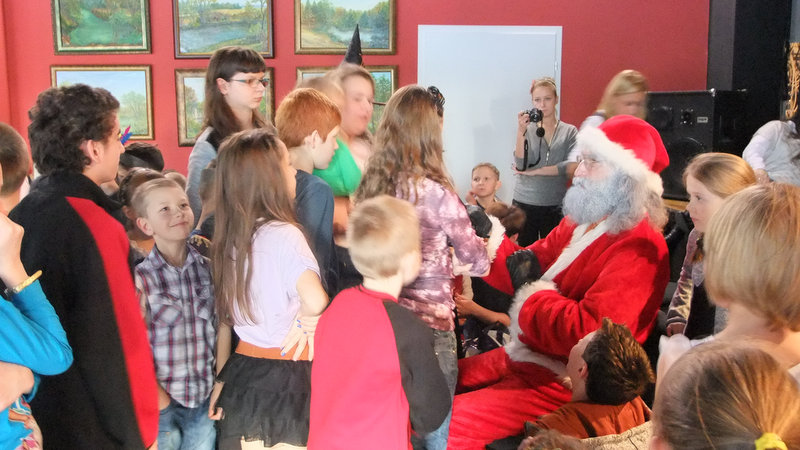 Zdjęcie z zabawy mikołajkowej dla dzieci z rodzin zastępczych